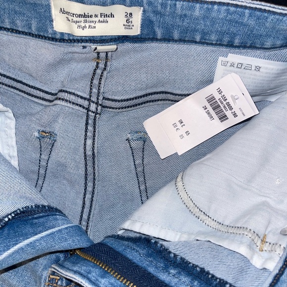 Abercrombie and Fitch Super Skinny Jeans - Picture 3 of 5